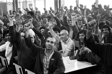 Feestvreugde personeels vergadering in Fordfabriek Amsterdam toenstakingsleider , Bestanddeelnr 931-5833