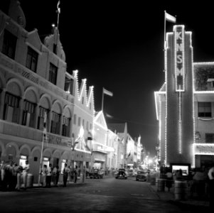 Feestverlichting in de Breedestraat in Willemstad. Rechts het KNSM-gebouw, Bestanddeelnr 252-3526