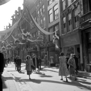 Feestversiering in de Kalverstraat, Bestanddeelnr 255-7308