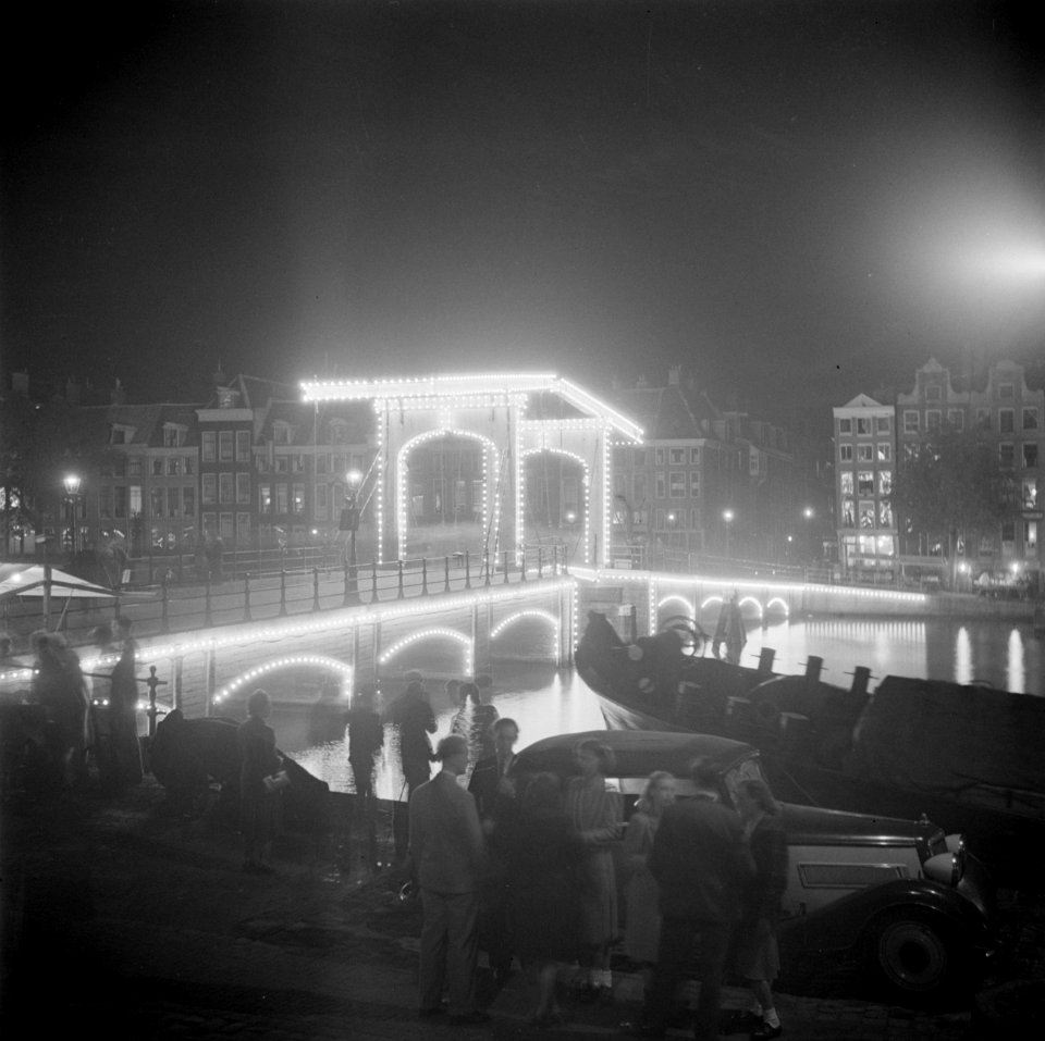 Feestverlichting in Amsterdam Magere Brug over de Amstel, Bestanddeelnr 255-7203