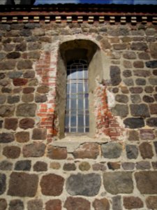 Feldsteinkirche Rahnsdorf -Glasfenster Südfassade, Saalmittlicht, außen- 2015