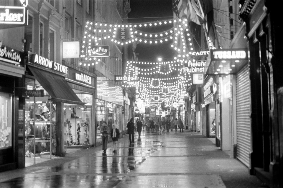 Feestverlichting in Amsterdam, Kalverstraat verlicht, Bestanddeelnr 926-0446
