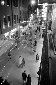 Feestverlichting wordt opgehangen in Kalverstraat Amsterdam, Bestanddeelnr 925-1260