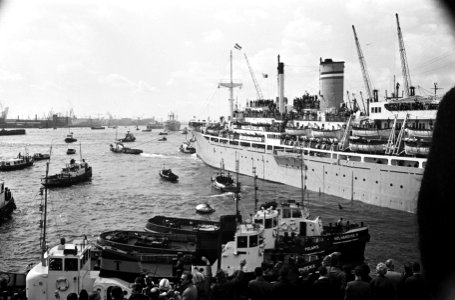 Feijenoordsupporters naar Lissabon. Vertrek van de schepen Groote Beer en Waterm, Bestanddeelnr 915-1220