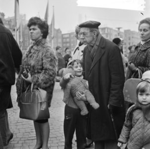 Feestvreugde in de stad, juichende kinderen, Bestanddeelnr 918-8662