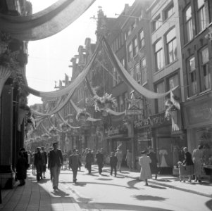 Feestversiering in de Kalverstraat, Bestanddeelnr 255-7307
