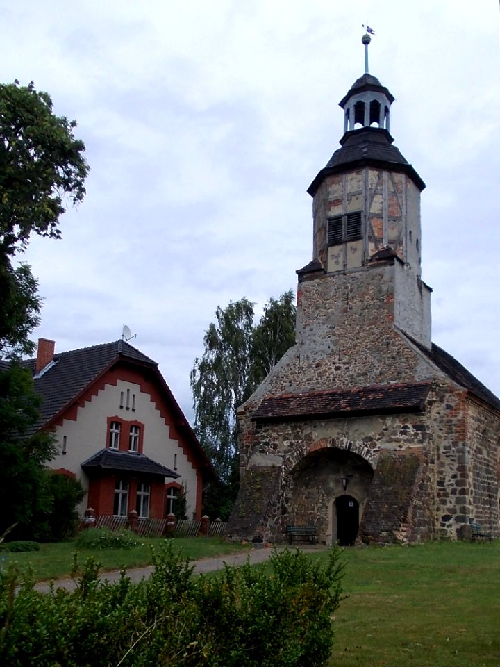 Feldsteinkirche Rahnsdorf -Dreiviertelsicht- 2013a