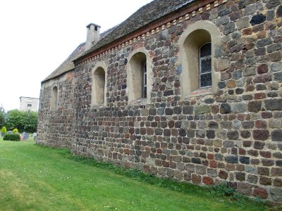 Feldsteinkirche Rahnsdorf -Glasfenster Nordfassade, Saallichter für die innliegende Empore, Chorlicht im Hintergrund, außen- 2013