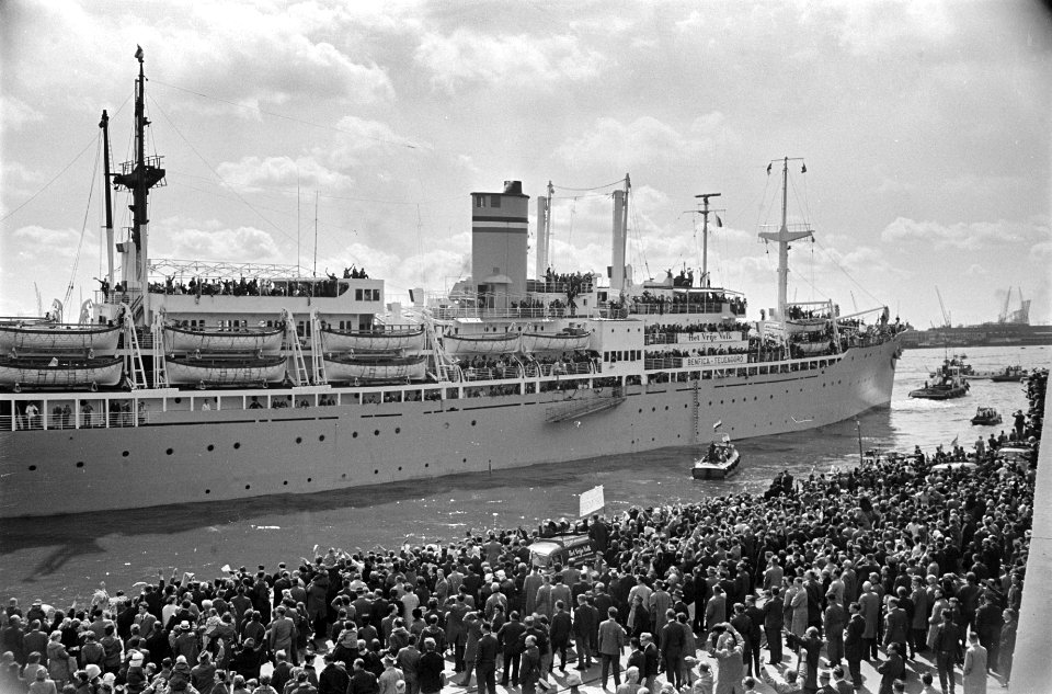 Feijenoordsupporters naar Lissabon Vertrek van de schepen Groote Beer en Waterm, Bestanddeelnr 915-1219