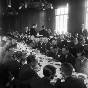 Feestmaaltijd van oudere leden van een studentenvereniging of academische staf v, Bestanddeelnr 900-7861
