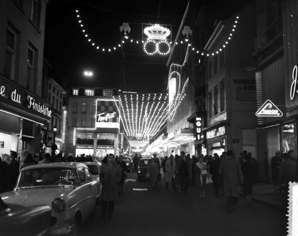 Feestverlichting in Brussel tgv het komende huwelijk van Koning Boudewijn , v, Bestanddeelnr 911-8358