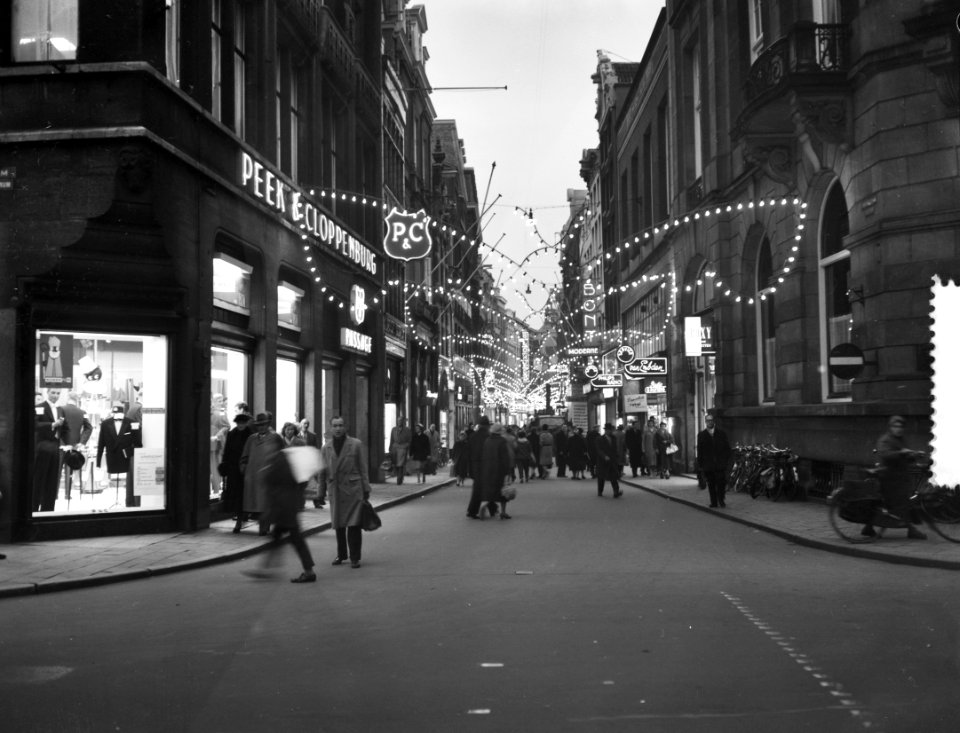 Feestverlichting 1959 Kalverstraat Amsterdam., Bestanddeelnr 910-8346