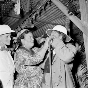 Feestmaaltijd In Paramaribo, Bestanddeelnr 252-2429