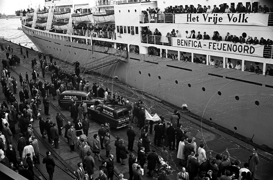 Feijenoordsupporters naar Lissabon De Waterman en de Groote Beer bij Hoek van H, Bestanddeelnr 915-1213