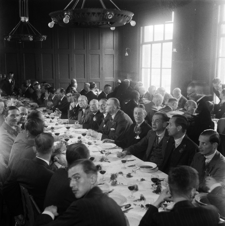 Feestmaaltijd van oudere leden van een studentenvereniging of academische staf v, Bestanddeelnr 900-7856