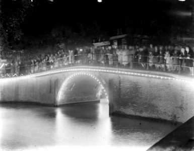 Feestverlichting. Drukte op verlichte brug, Bestanddeelnr 902-9365