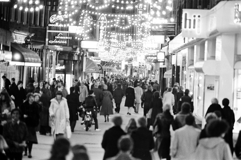 Feestverlichte winkelstraten in Amsterdam Kalverstraat, Bestanddeelnr 928-9067