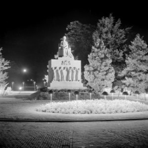 Feestverlichting Amsterdam Het Emma-monument op het Koningin Emmaplein in de sc, Bestanddeelnr 255-7315