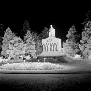Feestverlichting Amsterdam Het Emma-monument op het Koningin Emmaplein in de s…, Bestanddeelnr 255-7210