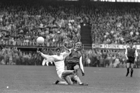 Feijenoord-FortunaSittardia 5-0 Boskamp (rechts) in duel met Willy Dullens, Bestanddeelnr 921-8256