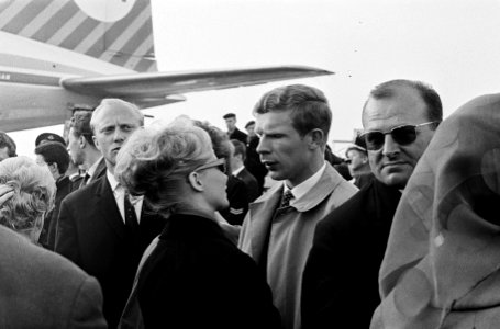 Feijenoordspelers terug uit Portugal, de verloofde van H. Kraay betast zijn lip,, Bestanddeelnr 915-1391
