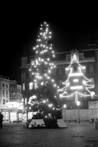 Feestverlichting in binnenstad van Amsterdam. Kerstboom en verlichting op Dam, Bestanddeelnr 923-0661