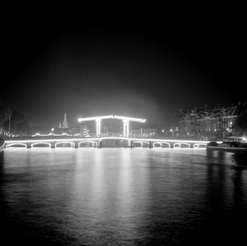 Feestverlichting in Amsterdam Magere Brug over de Amstel, Bestanddeelnr 255-7201
