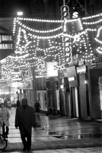 Feestverlichting in Amsterdam, Heiligeweg verlicht, Bestanddeelnr 926-0445