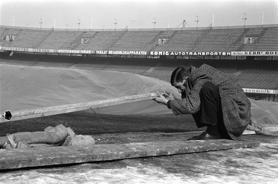Feijenoordstadion op tijd klaar Het gras onder het plast is al weer te zien, Bestanddeelnr 914-8743