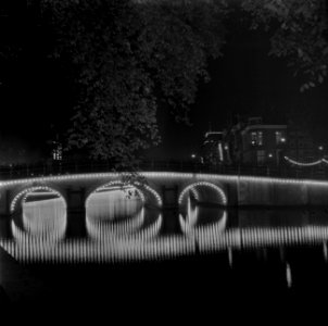 Feestverlichting Fraai verlichte bruggen over de Amsterdamse grachten, Bestanddeelnr 255-7071