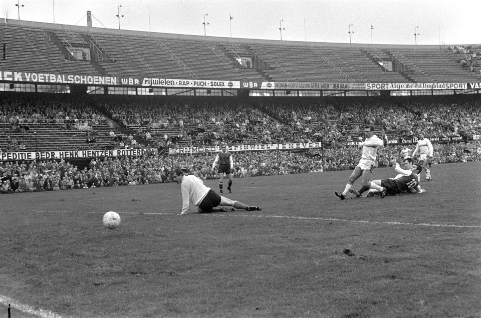 Feijenoord-FortunaSittardia 5-0 van Hanegem scoort (liggend) voor Feijenoord, Bestanddeelnr 921-8255