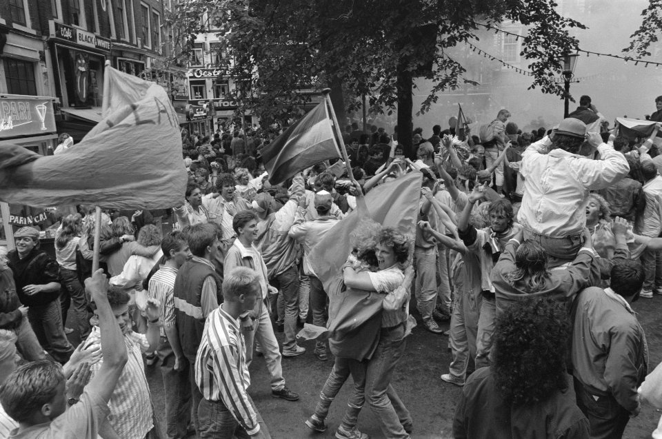 Feestvreugde op het Leidseplein na behalen Europees kampioenschap Nederlands elf, Bestanddeelnr 934-2741