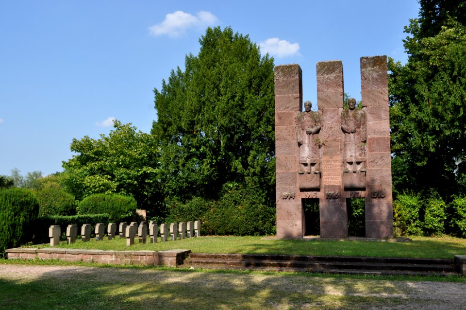 Fechenheim. Friedhof, Ehrenmal