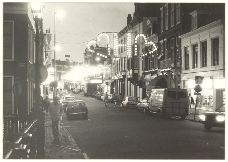 Feestverliching in de Kruisstraat bij avond. NL-HlmNHA 54015564