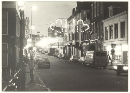 Feestverliching in de Kruisstraat bij avond. NL-HlmNHA 54015564