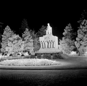 Feestverlichting Amsterdam Het Emma-monument op het Koningin Emmaplein in de sc, Bestanddeelnr 255-7070