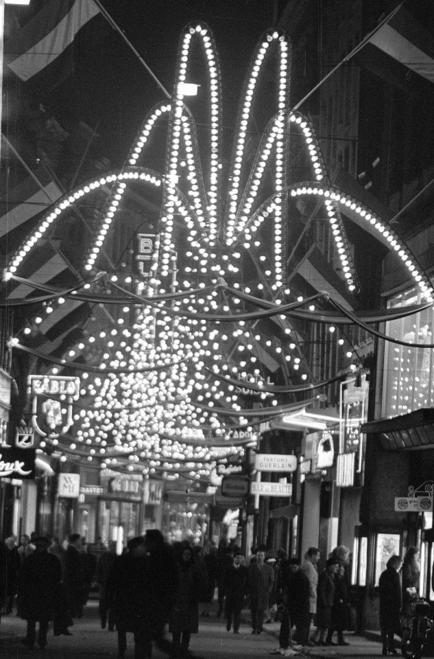 Feestverlichting in de stad, bij avond, Bestanddeelnr 918-8676