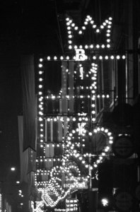 Feestverlichting in de stad, bij avond, Bestanddeelnr 918-8675