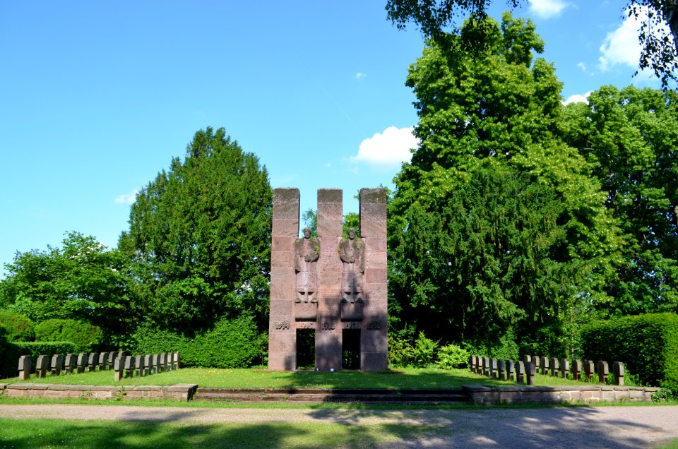 Fechenheim. Friedhof, Ehrenmal, Totale