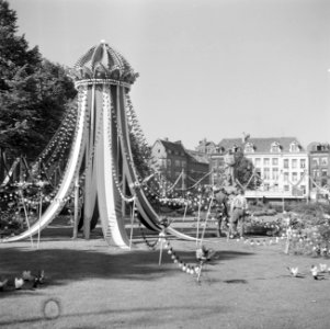Feestversiering met verlichting op het Rembrandtplein, Bestanddeelnr 255-7205