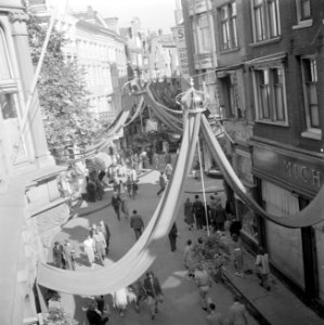 Feestversiering in de Kalverstraat, Bestanddeelnr 255-7010
