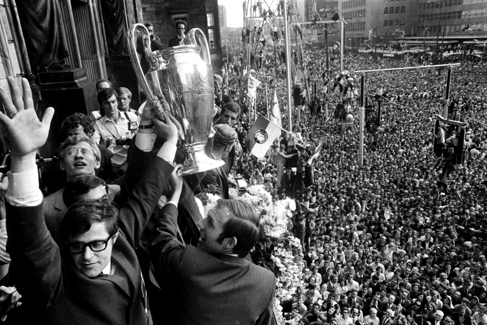 Feijenoordspelers ingehaald in Rotterdam op het stadhuis op het balkon Israel, , Bestanddeelnr 923-5059
