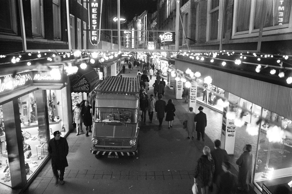 Feestverlichting wordt opgehangen in Kalverstraat Amsterdam overzicht ophangen, Bestanddeelnr 925-1258