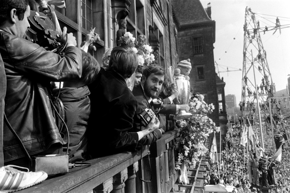 Feijenoordspelers ingehaald in Rotterdam op het stadhuis in het stadhuis Rinus , Bestanddeelnr 923-5067