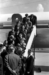 Feijenoord van vliegveld Zestienhoven naar Lissabon vertrokken, spelers en begel, Bestanddeelnr 915-1296