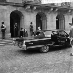 Feestvreugde in de stad, prinses Christina en prinses Margriet bij Paleis, Bestanddeelnr 918-8664