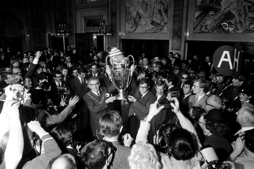 Feijenoordspelers ingehaald in Rotterdam op het stadhuis in het stadhuis Rinus , Bestanddeelnr 923-5060