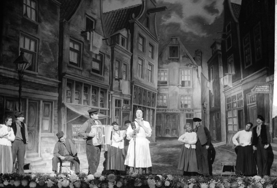 Feestprogramma in Tuschinsky ter gelegenheid van veertigjarig bestaan. Scene uit, Bestanddeelnr 913-1053
