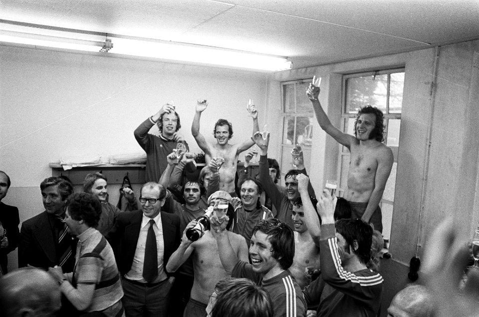 Feest in de kleedkamer na afloop, Bestanddeelnr 927-9205