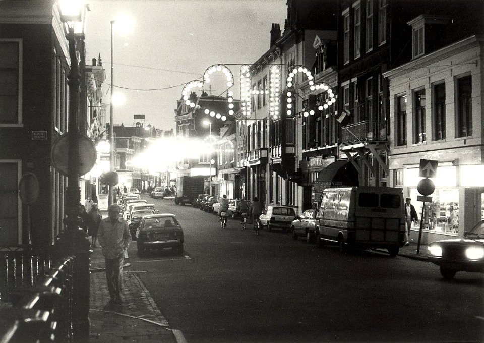 Feestverlichting in de Kruisstraat z.n.h. zuiden. Aangekocht in 1987 van United Photos de Boer bv. - Negatiefnummer 25775 k 22 a. - Gepubliceerd in het Haarlems Dagblad van 04.12.1985. Identificatienu